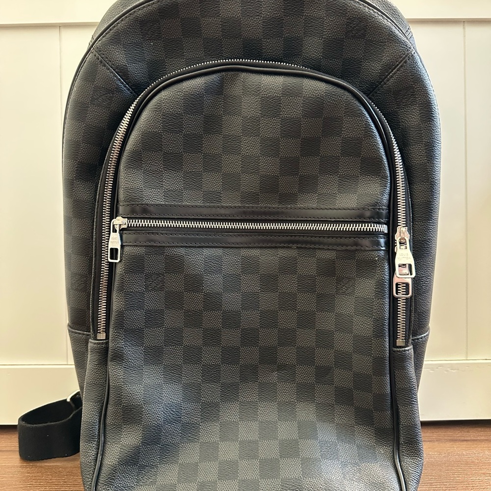 Louis Vuitton Michael back pack
Damier graphite - authentic
Code : BA 3156